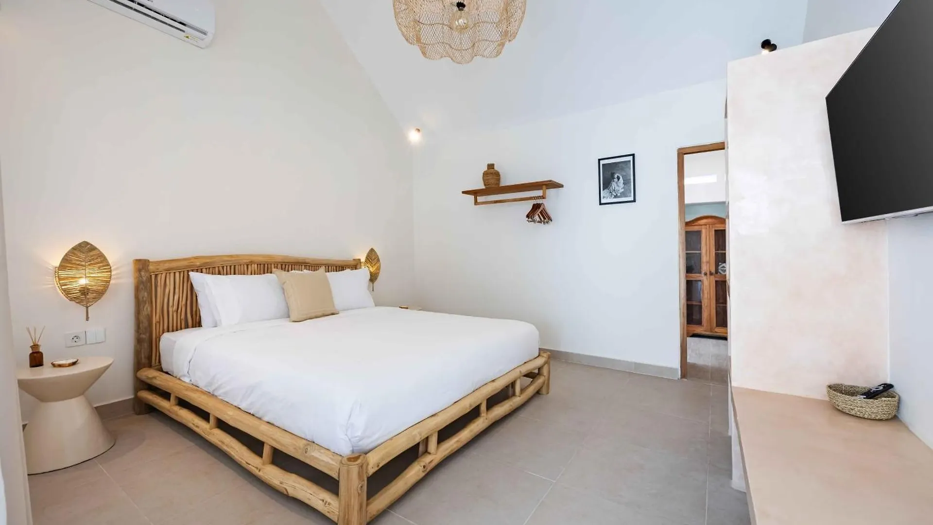 Casa Kokoon - New Bright & Quiet 2Br Mertanadi Seminyak With Private Pool And Parking Villa